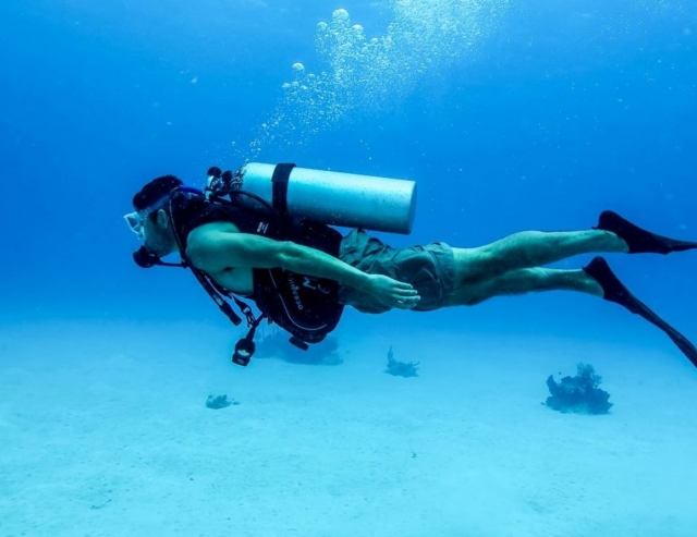 Buceando junto al fondo de arena